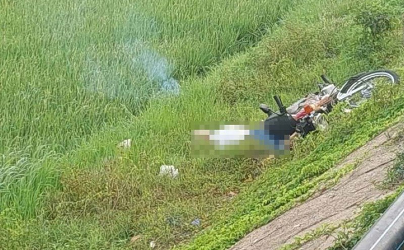 The victim's body was discovered next to the car, suspected to be from a traffic accident. Photo: H.Nguyen