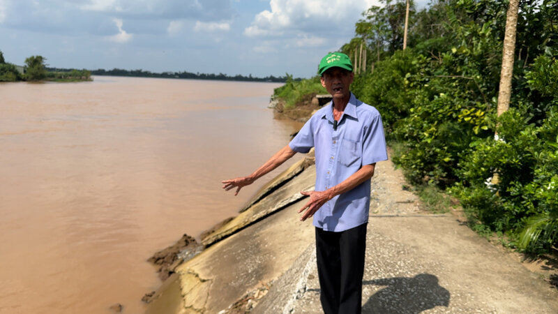 Nguoi dan xa Quoi Thien phan anh tinh trang sat lo anh huong den sinh hoat, san xuat va mong som duoc khac phuc. Anh: Hoang Loc 