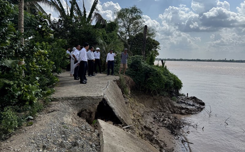 Scene of a dike landslide in Quoi Thien commune, Vinh Long province. Photo: Hoang Loc