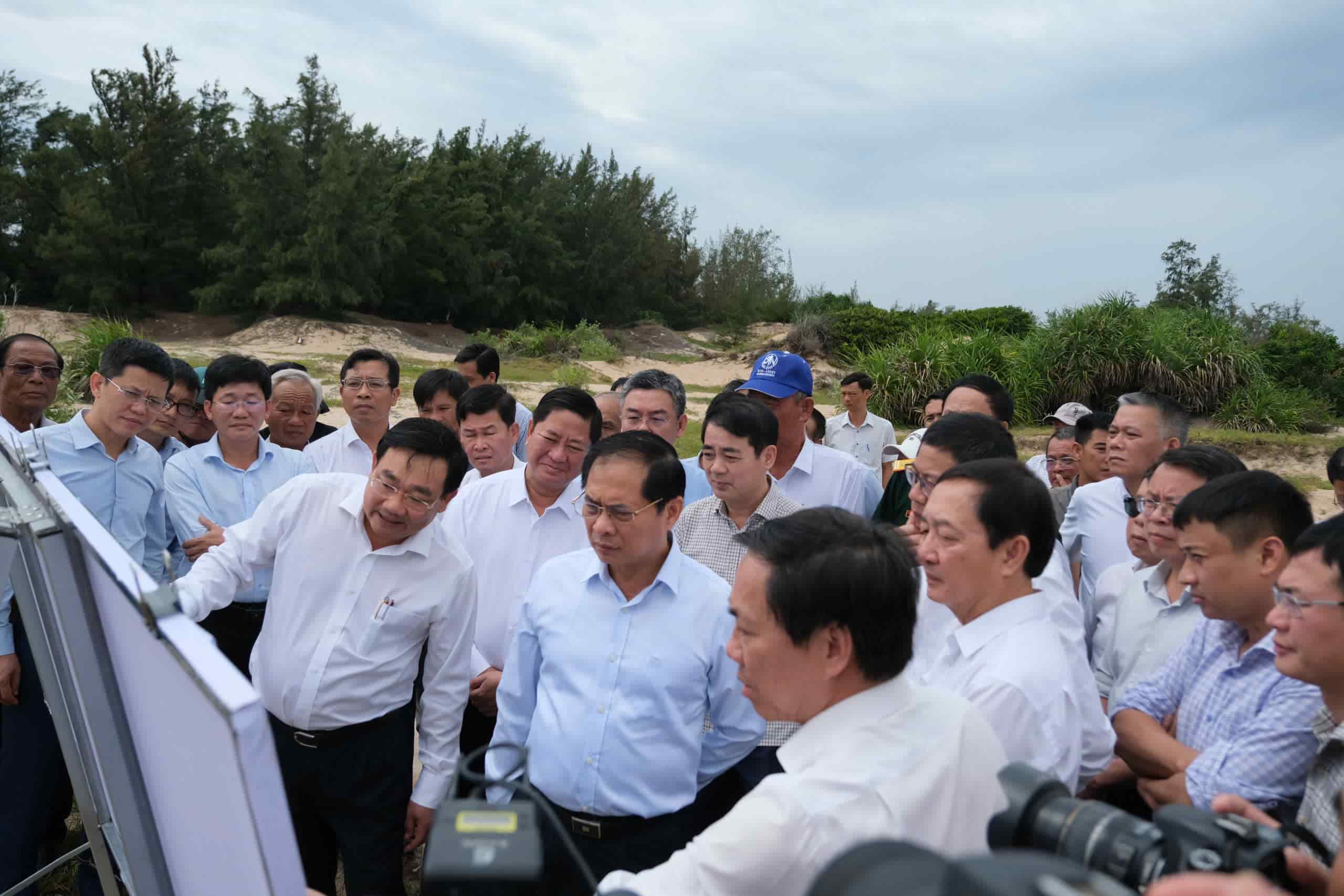Deputy Prime Minister Bui Thanh Son leads the working group to inspect the actual planning location of Ninh Thuan Nuclear Power Plant. Photo: Huu Long