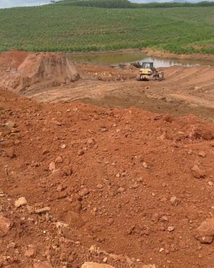 Một lượng đất lớn được san ủi, rồi lấp xuống kênh thủy lợi. Ảnh: Hưng Thơ