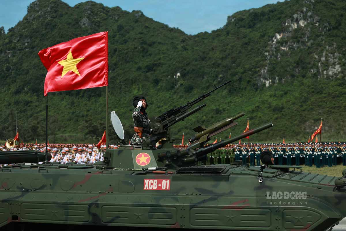 Khoi xe, phao quan su tien qua le dai. Anh: Hai Nguyen