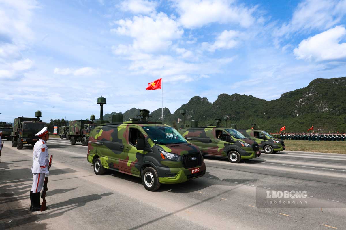 Dan xe, phao, khi tai quan su tai buoi hop luyen. Anh: Hai Nguyen