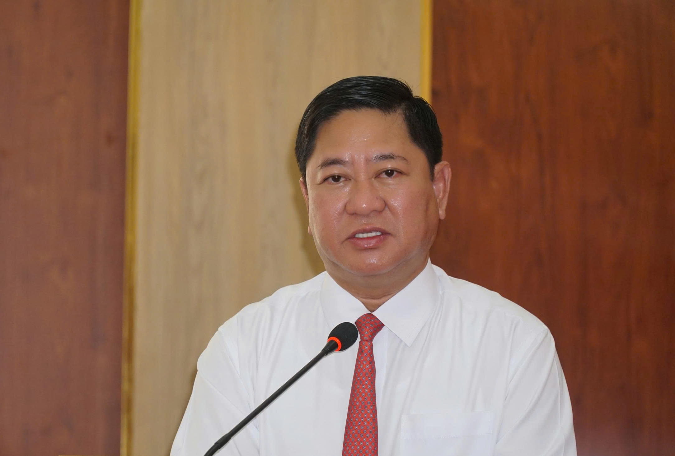 Chu tich UBND tinh Khanh Hoa Tran Quoc Nam phat hieu tai hoi nghi. Anh: Huu Long