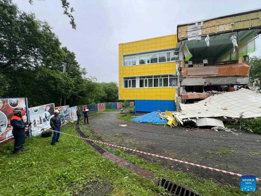 Mot truong mau giao bi hu hai sau tran dong dat o Petropavlovsk-Kamchatka, Nga, ngay 30.7.2025. Anh: Xinhua