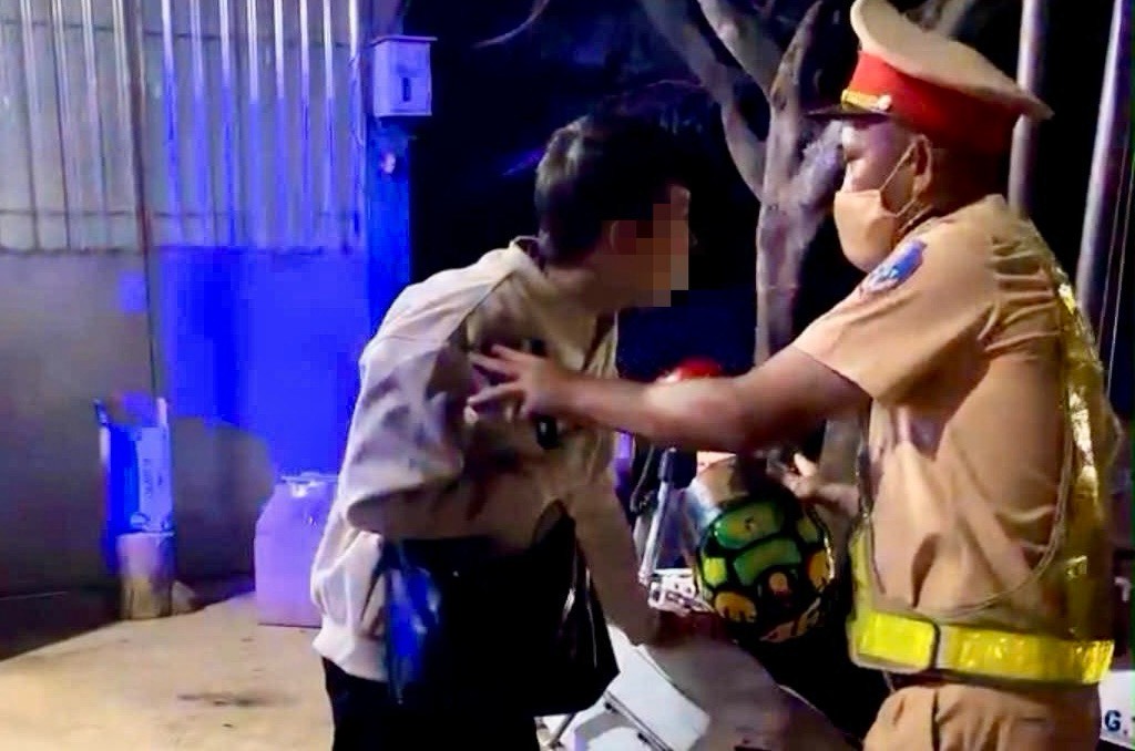 Nam thanh nien gap van de suc khoe duoc Canh sat giao thong dua di cap cuu. Anh: Le Son