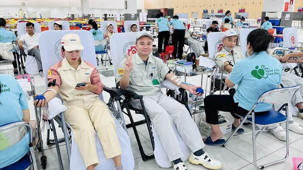 메이코 베트남 전자 유한회사 노동자들이 8월 5일 자발적으로 헌혈하고 있습니다. 사진: 하이남