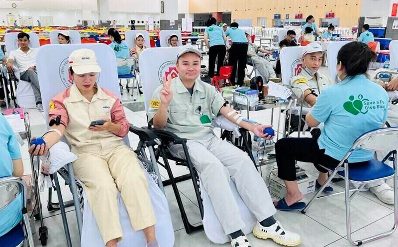 Employees of Meiko Electronics Vietnam Co., Ltd. donated blood voluntarily on August 5. Photo: Hai Nam