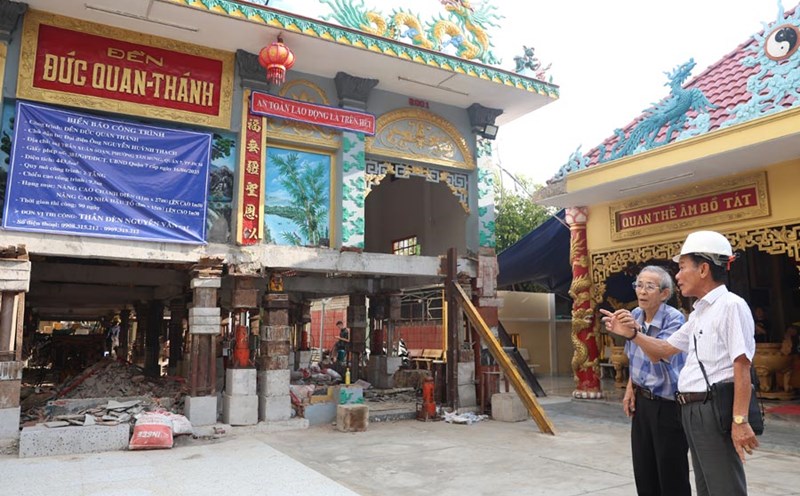 The lantern god lifts the ancient temple nearly 2 centuries ago to 1.5 m high to prevent flooding in Ho Chi Minh City