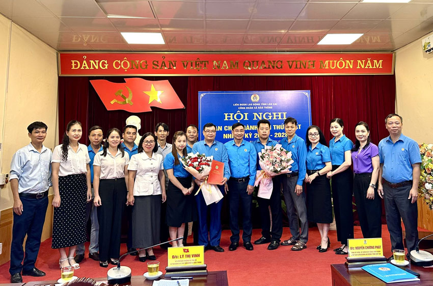 Dong chi Nguyen Chuong Phat, Chu tich LDLD tinh Lao Cai trao quyet dinh thanh lap va chi dinh BCH Cong doan xa Bao Thang  