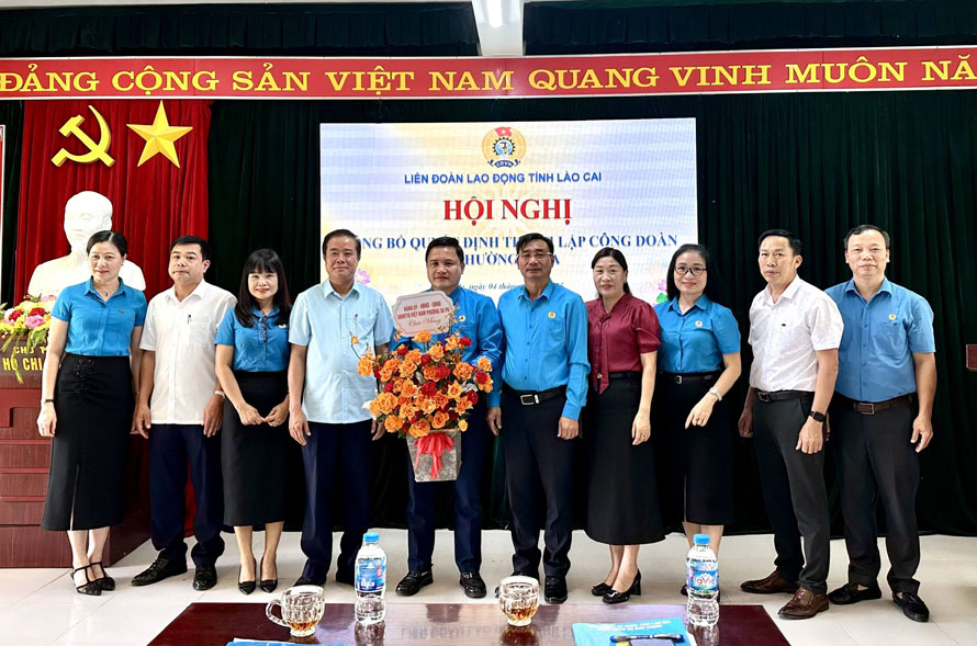Dong chi Nguyen Chuong Phat, Chu tich LDLD tinh Lao Cai trao quyet dinh thanh lap va chi dinh BCH Cong doan phuong SaPa  