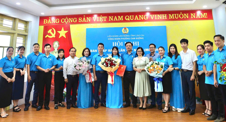 Dong chi Vu Cao Minh, pho chu tich thuong truc LDLD tinh Lao Cai trao quyet dinh thanh lap va chi dinh BCH Cong doan phuong Cam Duong  