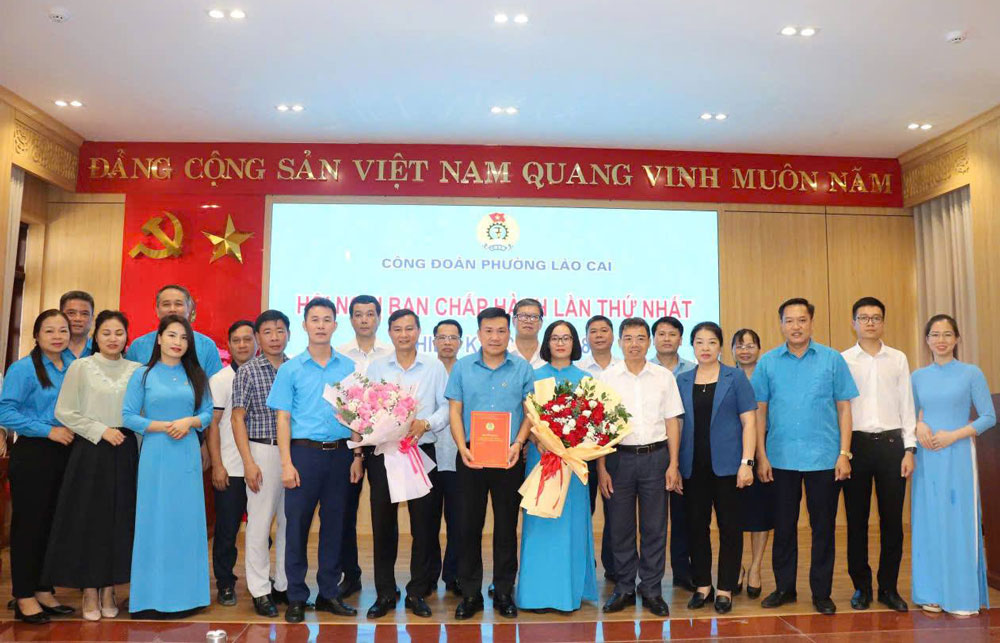 Dong chi Vu Cao Minh, pho chu tich thuong truc LDLD tinh Lao Cai trao quyet dinh thanh lap va chi dinh BCH Cong doan phuong Lao Cai  