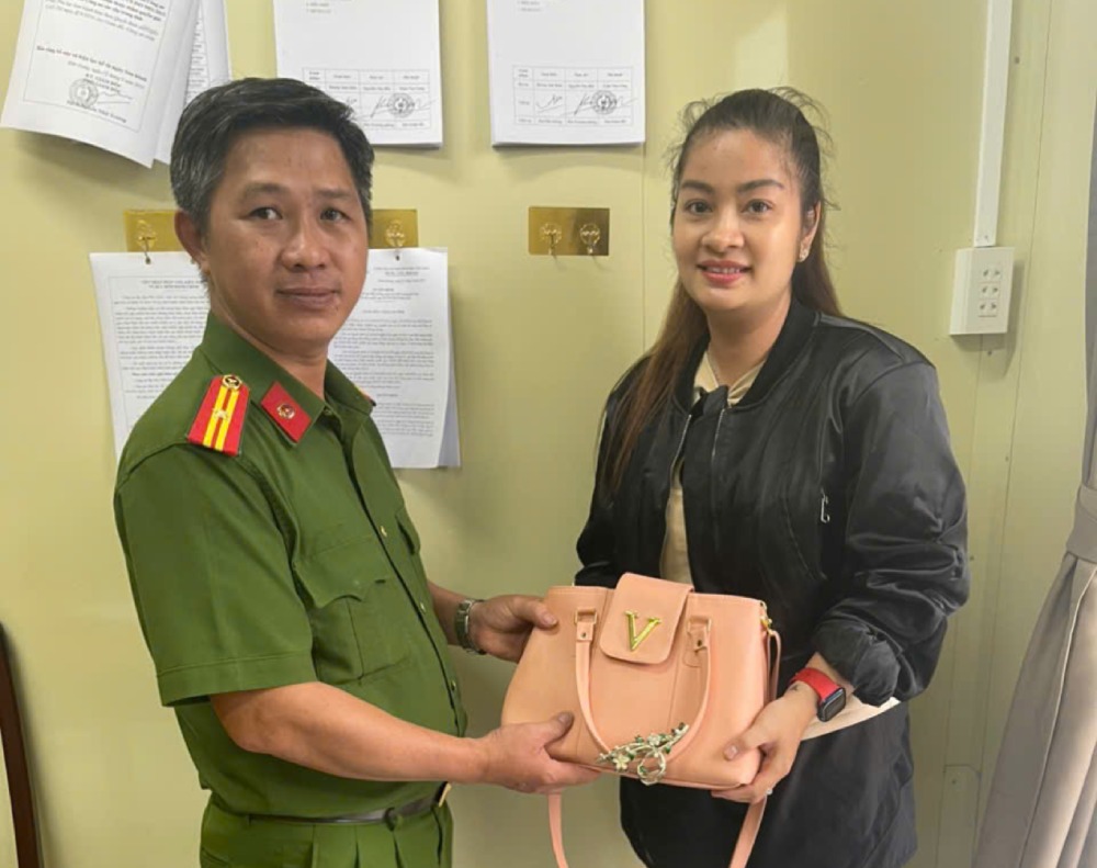 PHU QUOC特別警察は訪問者にバックバッグを渡しました。写真：警察が提供しました