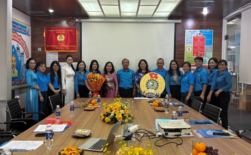 Mr. Nguyen Phu Hoang - Chairman of Lam Dong Provincial Labor Federation (middle) presented the Vietnam Trade Union badge to Langfarm Company Limited's Trade Union. Photo: Do Lam