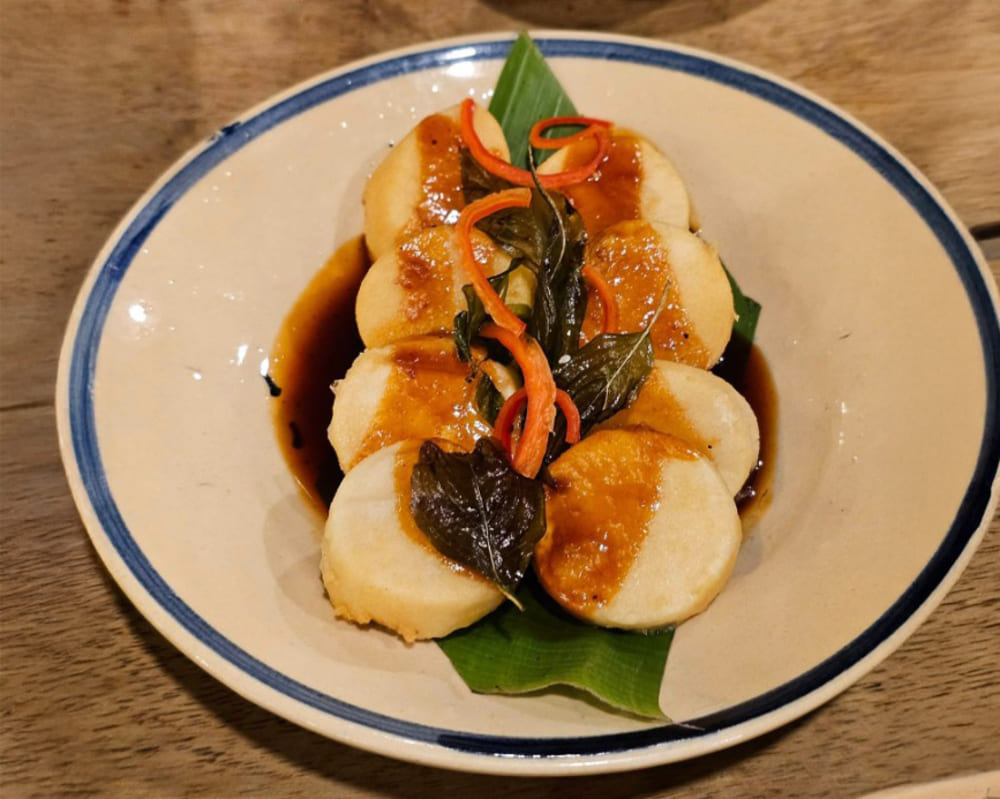 tightly fried green beans with spicy oil will help change the taste of family meals. Photo: Quoc Bao
