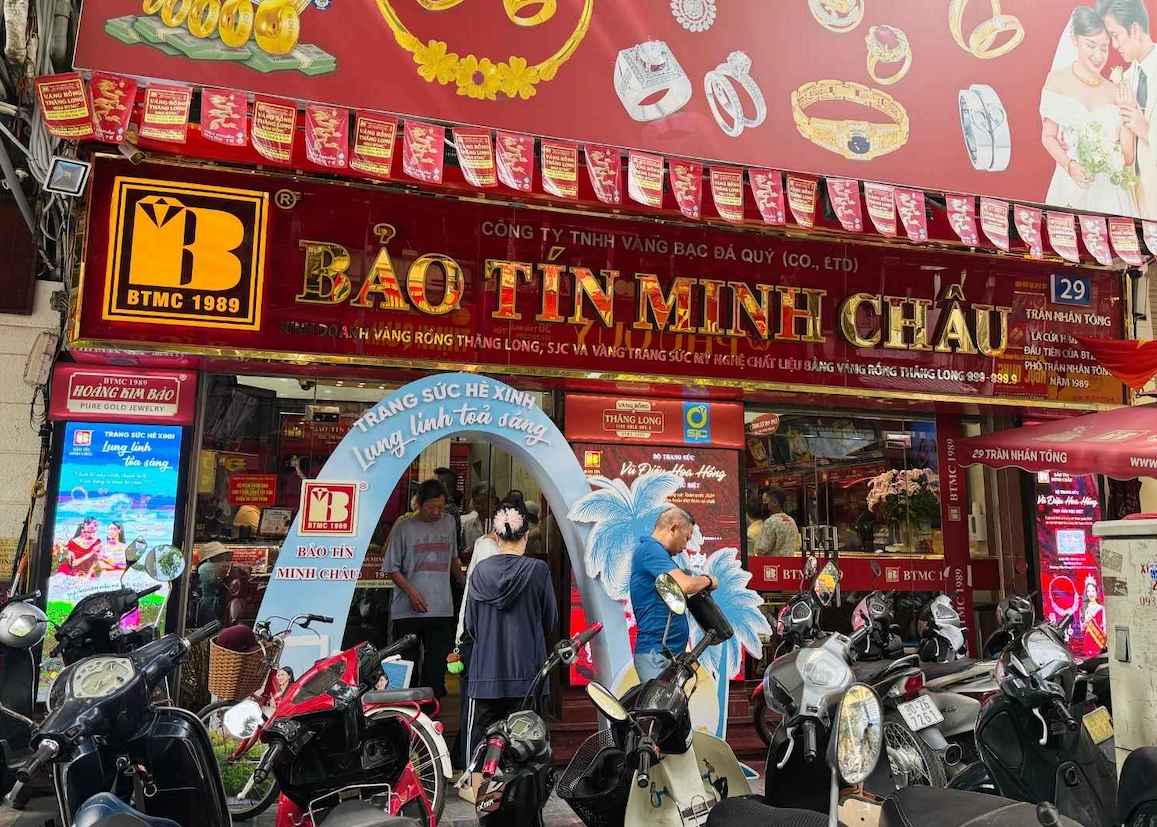 Ngay 5.8, nhieu nguoi cho doi ben trong cua hang vang bac da quy tai Ha Noi de mua vang nhan. Anh: Phuong Anh