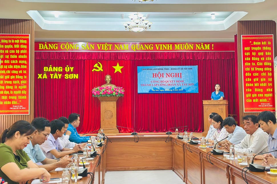 Quang canh hoi nghi cong bo quyet dinh thanh lap Cong doan xa Tay Son. Anh: Anh Nguyen