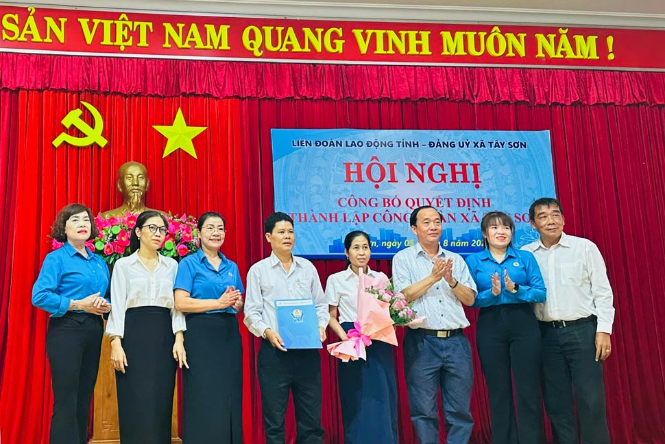 Gia Lai 지방 노동 연맹 부위원장 Nguyen Thi Thanh Thuy가 Tay Son 코뮌 노동 조합 설립 결정을 수여합니다. 사진: Anh Nguyen