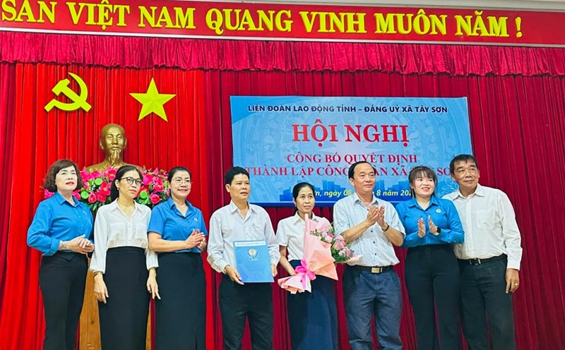 Vice President of the Gia Lai Provincial Federation of Labor Nguyen Thi Thanh Thuy presented the decision to establish the Tay Son Commune Trade Union. Photo: Anh Nguyen