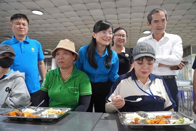 동나이성 창신 베트남 눈 유한회사에서 열린 베트남 노동조합 창립 96주년 기념식은 1인당 50 000동 상당입니다. 사진: HAC