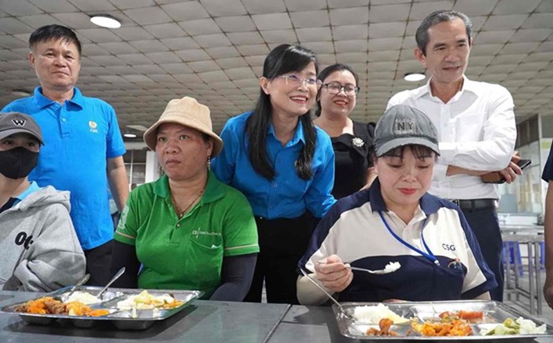 A shift meal worth 50,000 VND/meal to celebrate the 96th anniversary of the founding of the Vietnam Trade Union at Chang Shin Vietnam Co., Ltd., Dong Nai province. Photo: HAC