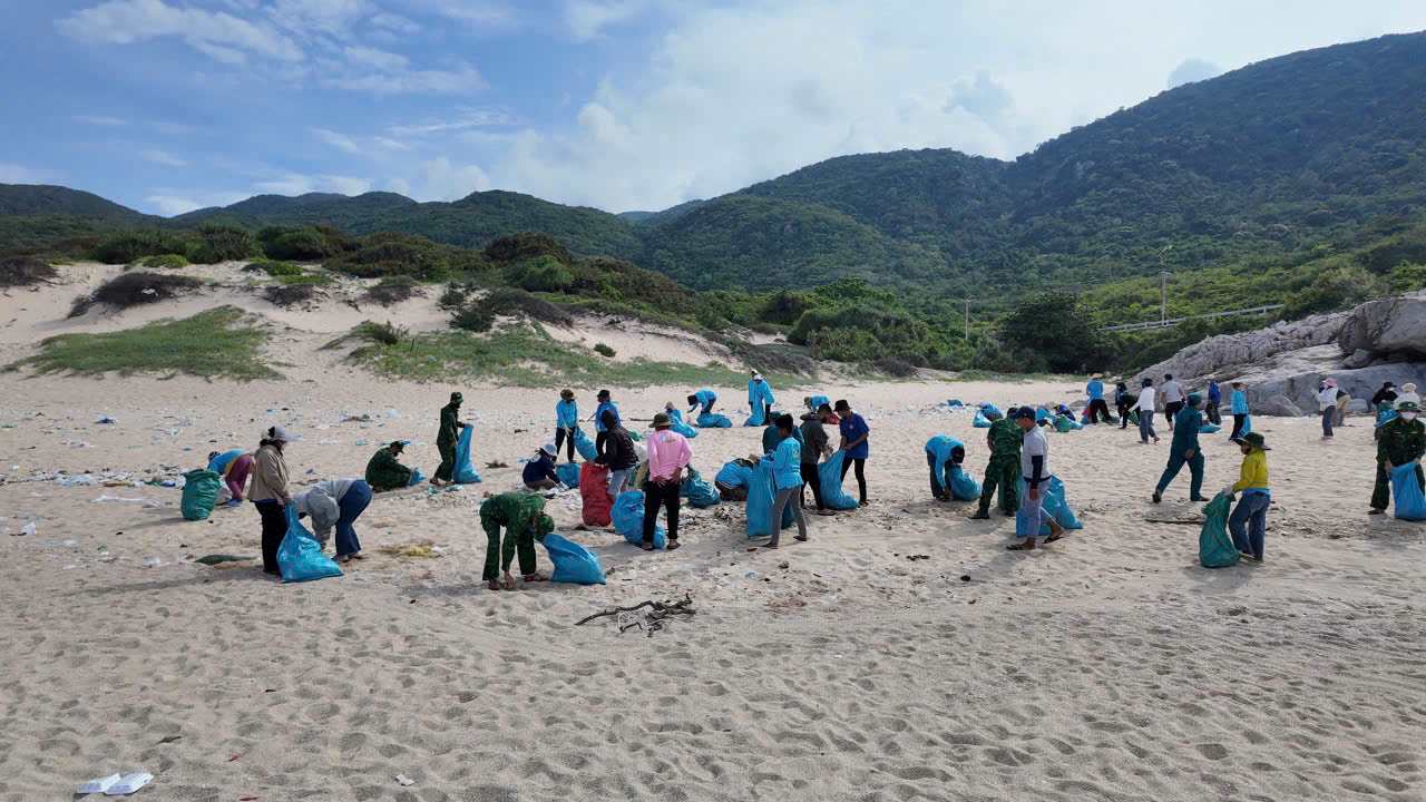 Cac don vi du lich phia Nam Khanh Hoa tham gia don sach rac o bien Vinh Hy. Anh: Nguyen Hung
