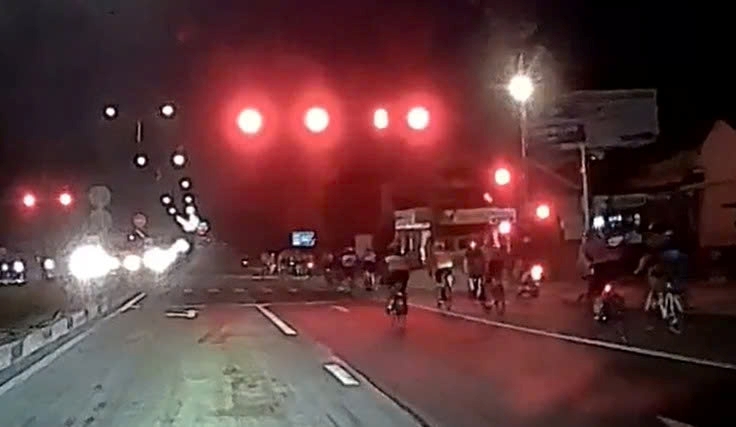 Le groupe de cyclistes a passe le feu rouge. Photos decoupees a partir de clips fournis par les personnes