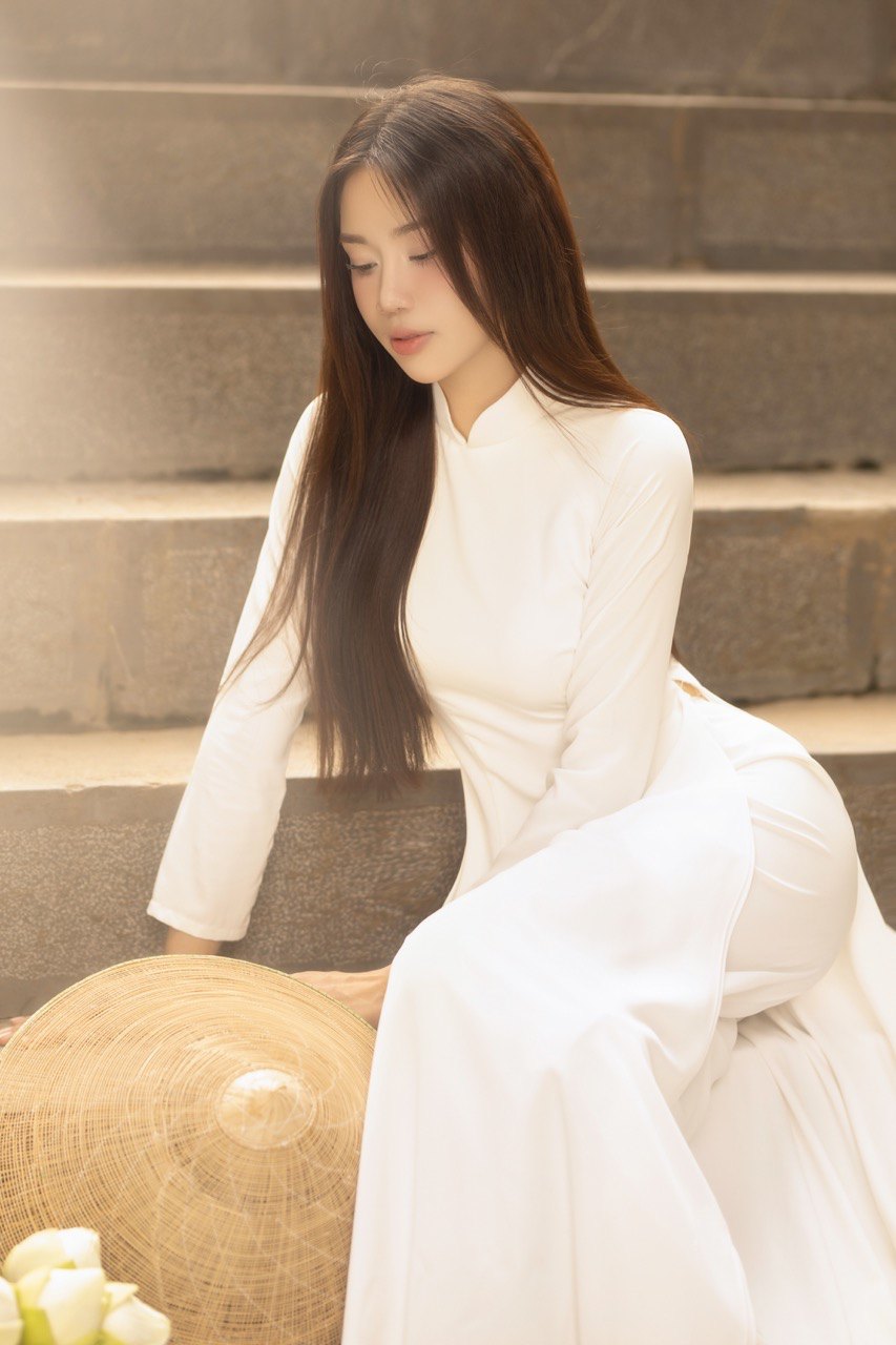 Du co kinh nghiem bieu dien, Thuy Chang van giu tinh than cau thi. Co tich cuc hoc catwalk, trau doi ky nang ung xu, xay dung hinh anh ca nhan chuyen nghiep va duy tri loi song lanh manh. “Tu tin, tu nhien va chan thanh” la phuong cham co mang theo moi khi buoc len san khau.