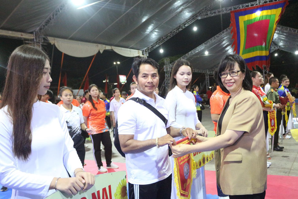 Ba Nguyen Thi Thanh Lich tang hoa, co luu niem cho cac doan tham du giai dau. Anh: Cong thong tin Gia Lai
