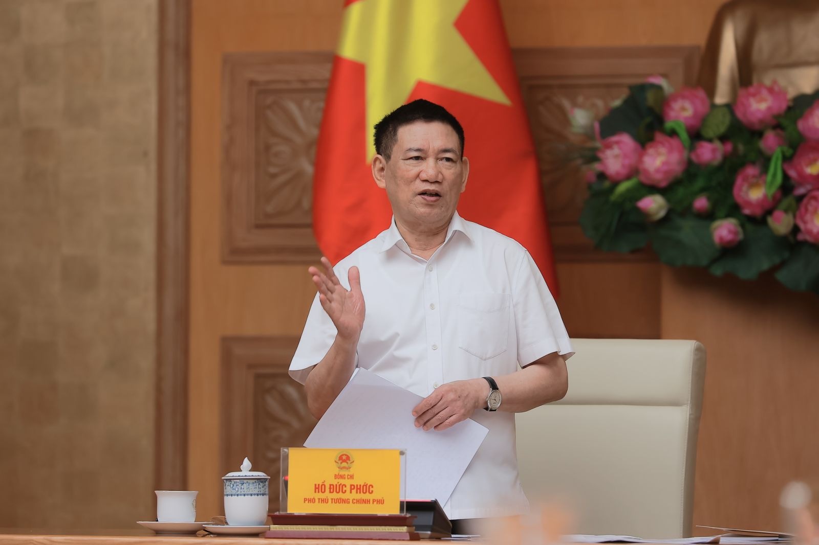 Deputy Prime Minister Ho Duc Phoc requested that there should be no shortage of goods or interruptions in goods sources that cause sudden price increases. Photo: VGP