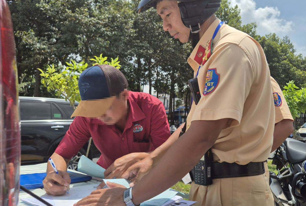 Un chauffeur a ete sanctionne par la police de la circulation de Ho Chi Minh-Ville pour ne pas avoir coupe la ceinture de securite d'un passager. Photo : Chan Phuc
