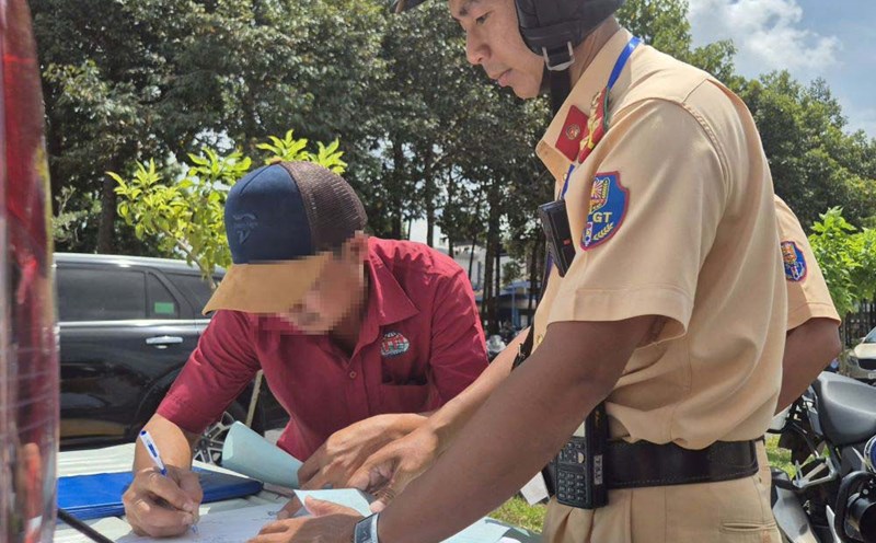 The driver was fined by the Ho Chi Minh City Traffic Police for not wearing a seat belt. Photo: Chan Phuc