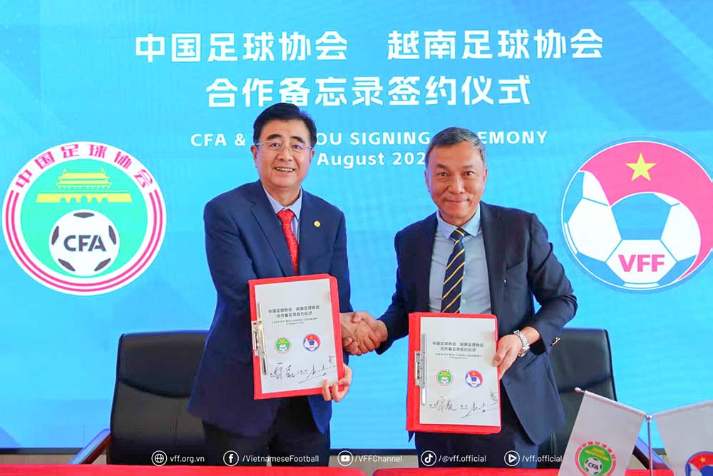 CFA President Song Kai (left) and VFF President Tran Quoc Tuan (right) signed a memorandum of understanding on cooperation in football development. Photo: VFF