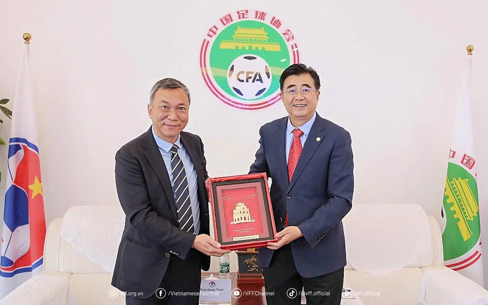 Chu tich VFF Tran Quoc Tuan tang Chu tich CFA Song Kai buc tranh luu niem Thap Rua Ho Guom. Anh: VFF