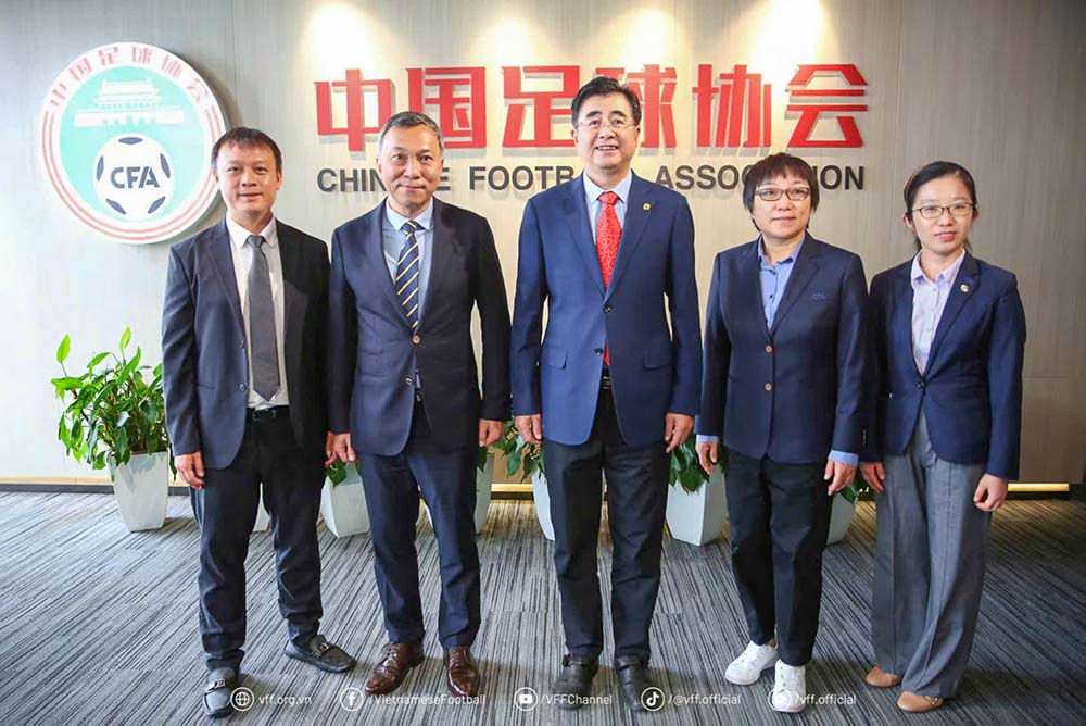 Chu tich VFF Tran Quoc Tuan, Truong phong doi tuyen quoc gia Doan Anh Tuan chup anh luu niem cung voi Chu tich CFA Song Kai va lanh dao cac phong chuc nang cua CFA. Anh: VFF