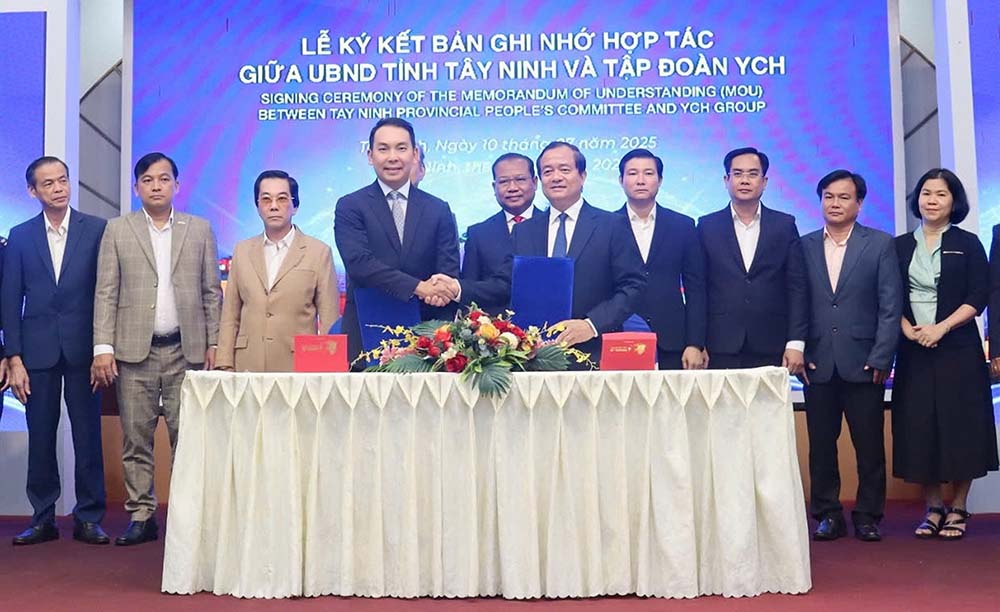 Tay Ninh성 인민위원회 부위원장 Nguyen Hong Thanh이 Tay Ninh성 FDI 기업과의 협력 계약 체결식에서. 사진: Hung Cuong