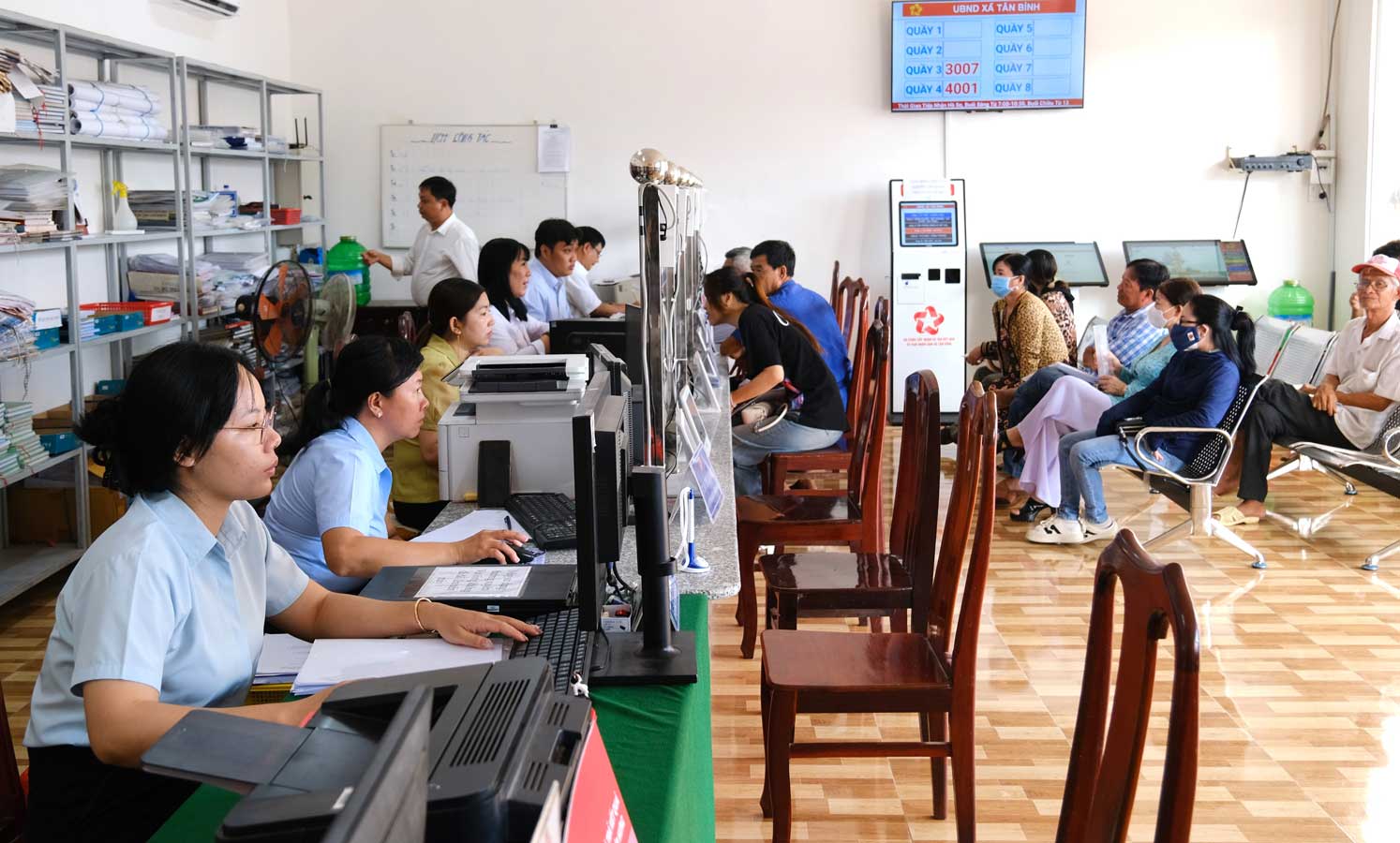Trung tam phuc vu hanh chinh cong xa Tan Binh. Anh: My Ly