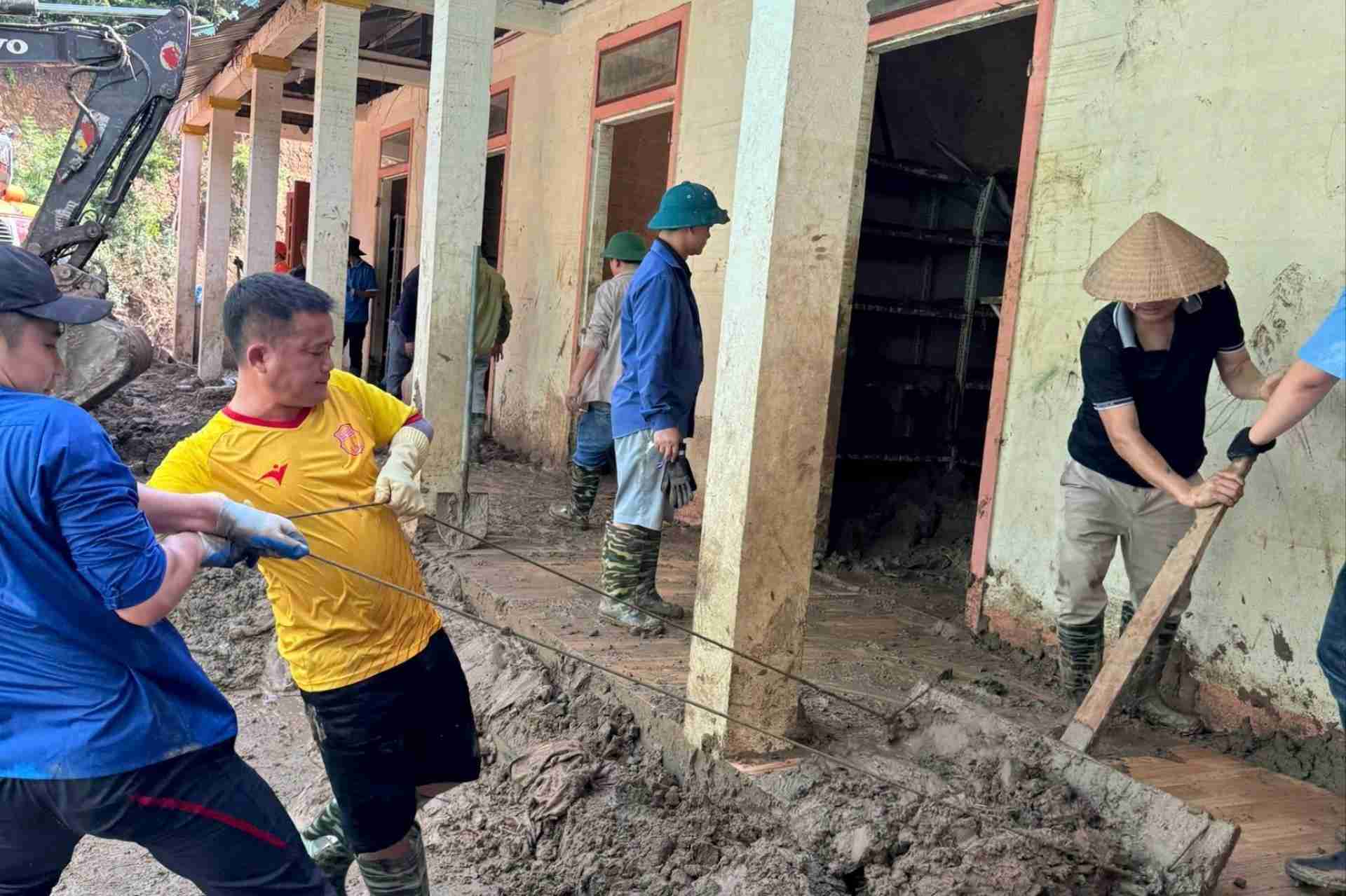 응에안성 민족 기숙 고등학교 교사들이 므엉 2 초등학교 민족 기숙 일반 학교의 위생 청소를 자원 봉사로 돕고 있습니다. 사진: Gia Thao