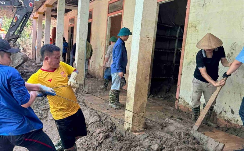 Teachers of Nghe An Province Boarding School for Ethnic Minorities volunteered to help clean up Muong tip 2 Primary Boarding School for Ethnic Minorities. Photo: Gia Thao