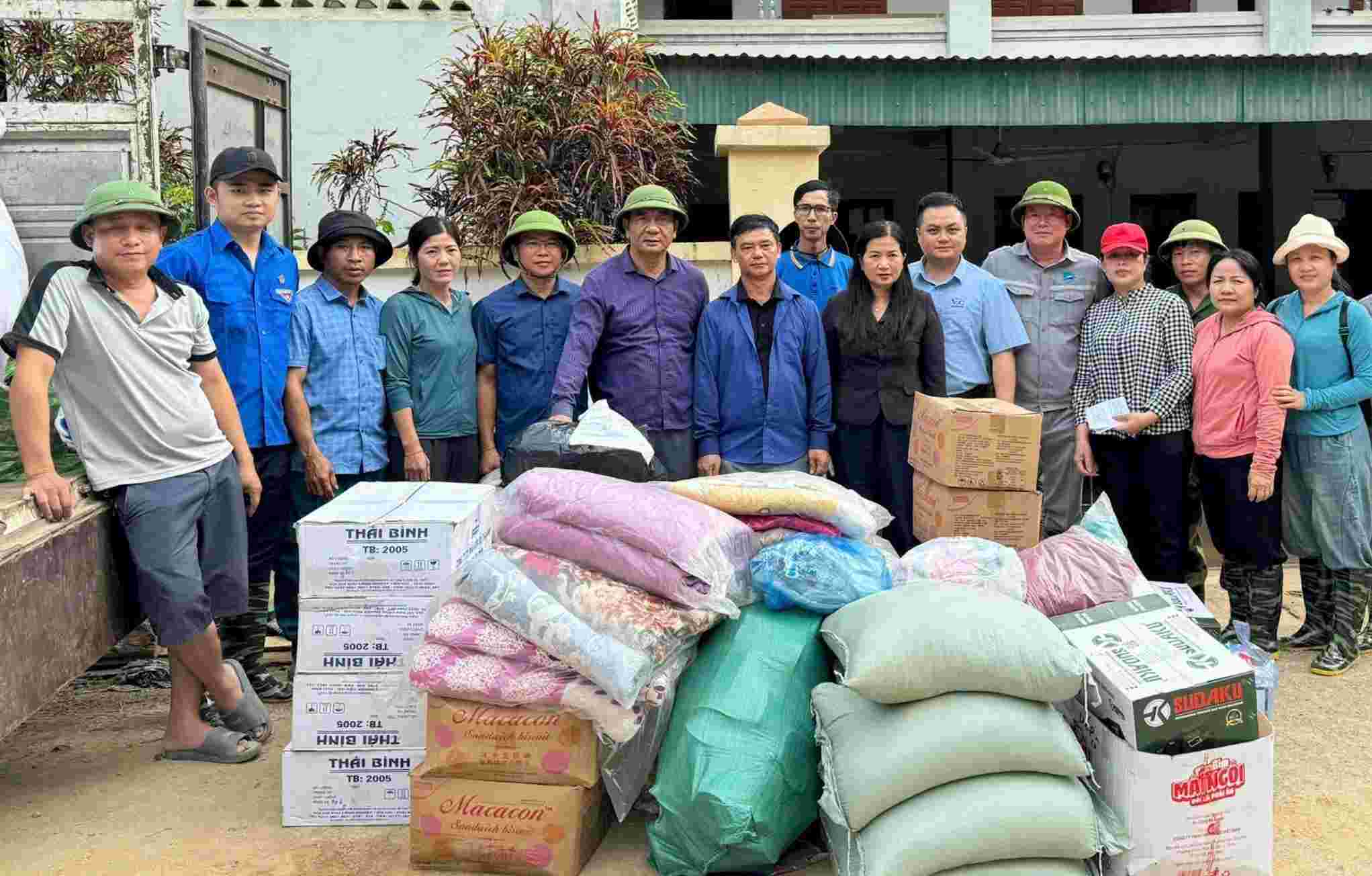Truong PTTH Dan toc noi tru tinh Nghe An trao ho tro cho cac truong hoc tren dia ban xa Muong Tip. Anh: Ngoc Anh