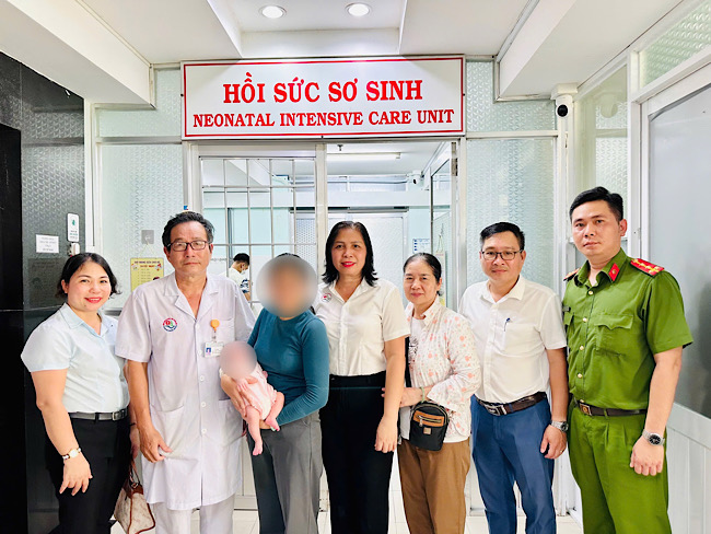 カインホア総合病院は、早産児を新しい家族に引き渡しました。写真:カインホア総合病院