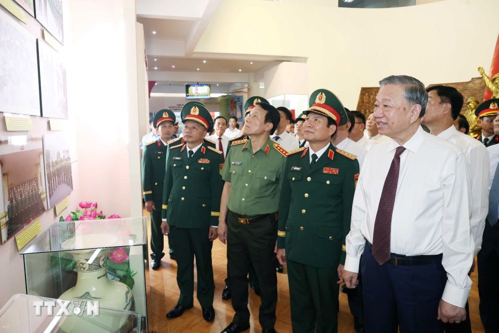 Tong Bi thu To Lam tham Bao tang Quan doan 12. Anh: TTXVN