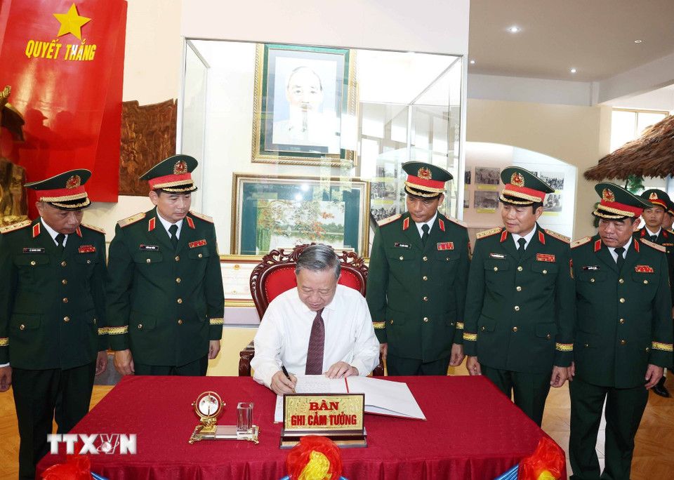 Tong Bi thu To Lam ghi luu but vao So Vang truyen thong cua Quan doan 12. Anh: TTXVN