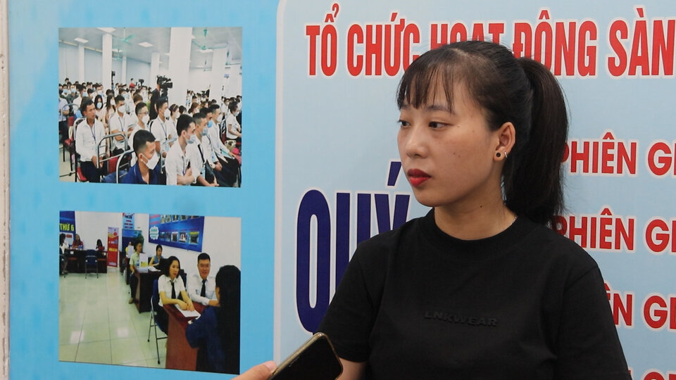 Chi Nguyen Thanh Tu ung tuyen vao 2 cong ty tai phien giao dich viec lam voi hy vong som tim duoc cong viec on dinh.