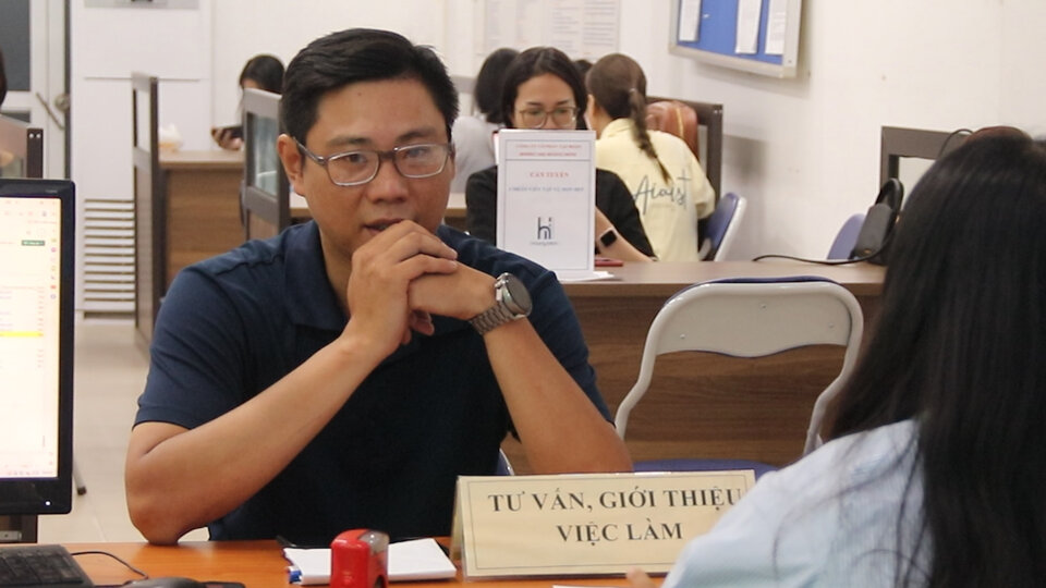 Anh Bui Duy Chinh tranh thu dang ky ung tuyen vao nhung vi tri do doanh nghiep gioi thieu.