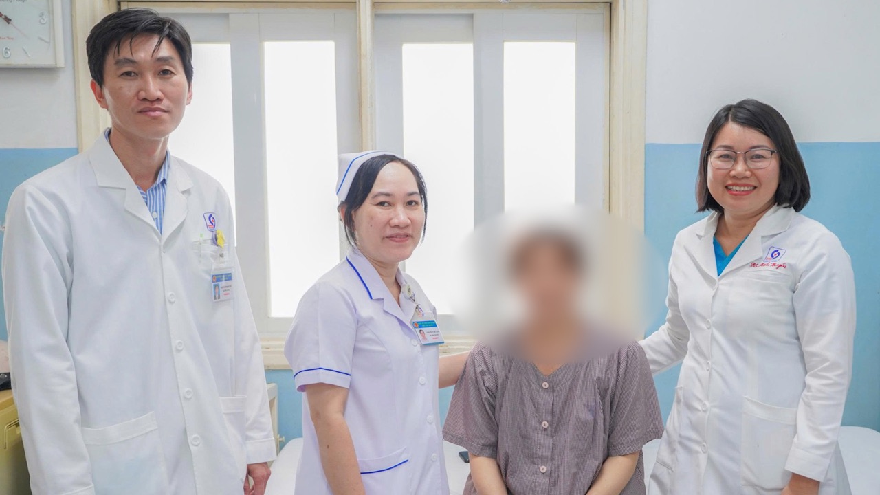 The pregnant woman with a ruptured uterus received timely emergency care from a doctor and is currently in stable health. Photo: Gia Dinh People's Hospital
