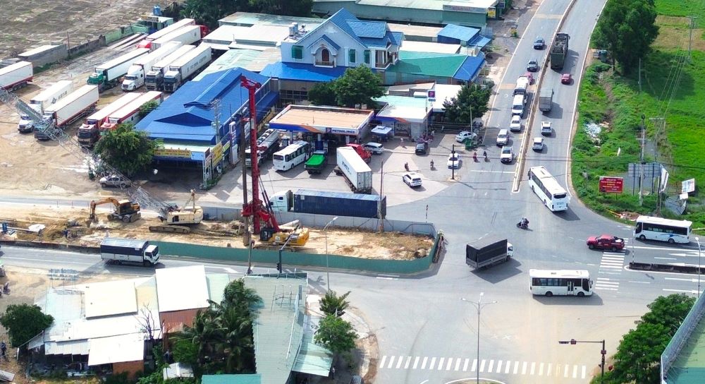 Rao mot phan giua duong Quoc lo 1 o nut giao Ba Bau de thi cong cau vuot. Anh: Vinh Phu