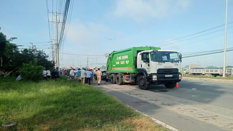 ヴィンロンで2人がその場で死亡した交通事故現場。写真:Duy Khuong