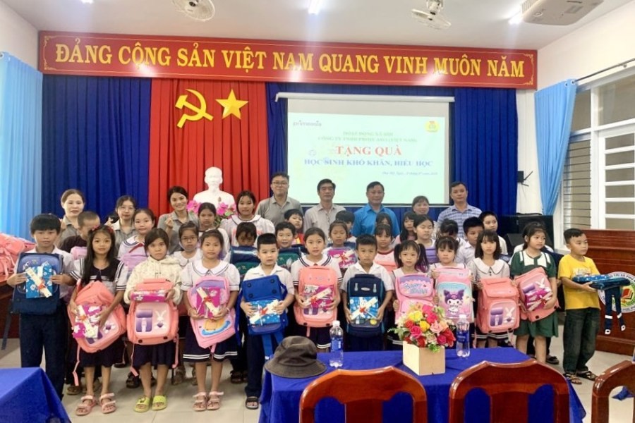 노동조합은 어려운 환경에 처한 초등학생들에게 선물을 증정합니다. 사진: 프엉한